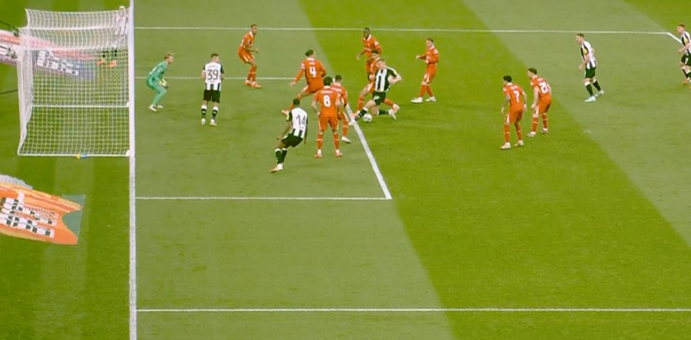 El gol anulado a Isak por fuera de juego.