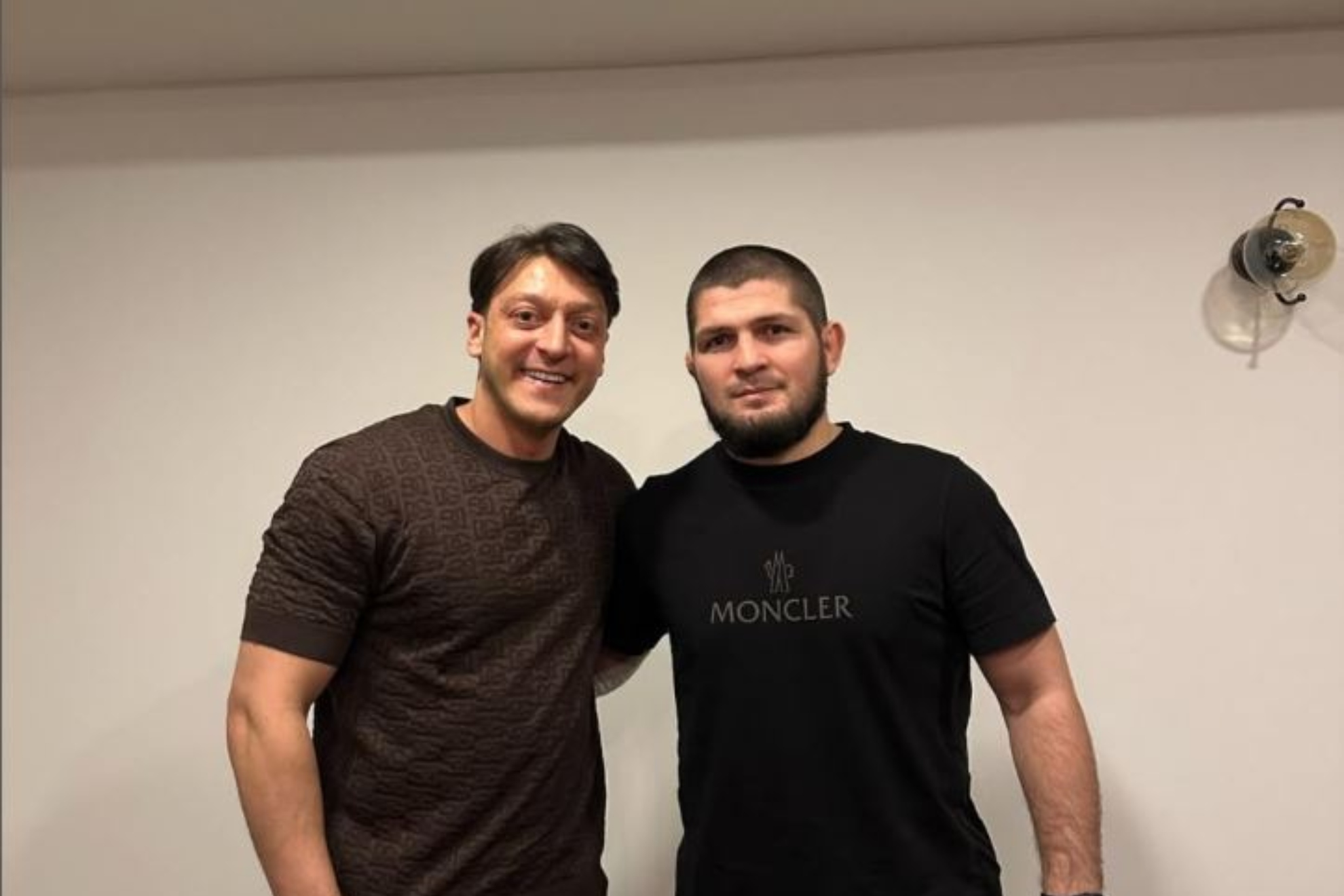 Mesut Özil en una foto con Khabib Nurmagomedov, campeón del mundo UFC