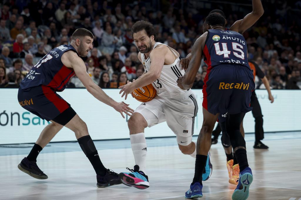 Llull intenta entrar a canasta entre Rogkavopoulos y Llull.