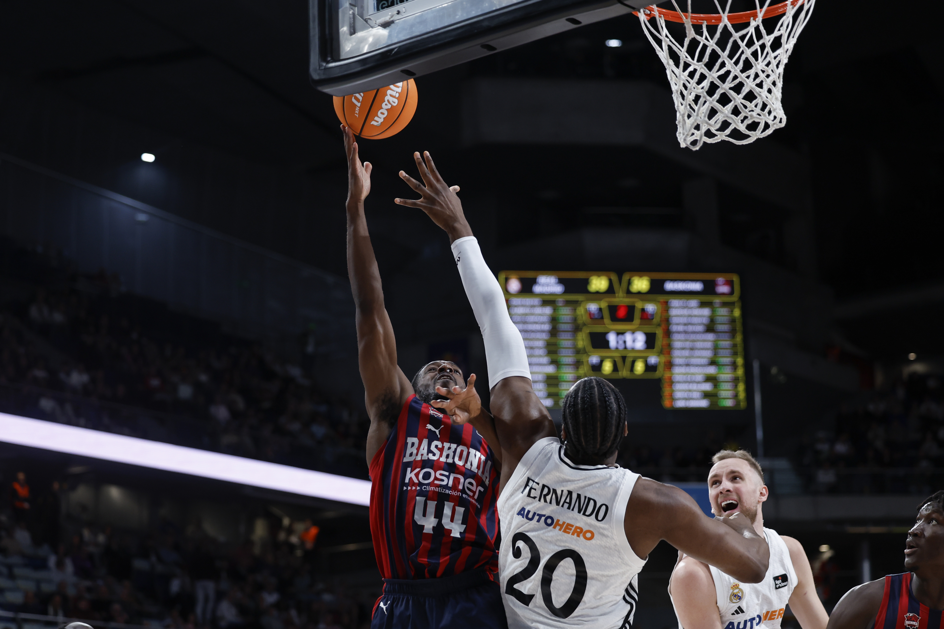 Kamar Baldwin lanza sobre la defensa de Bruno Fernando.