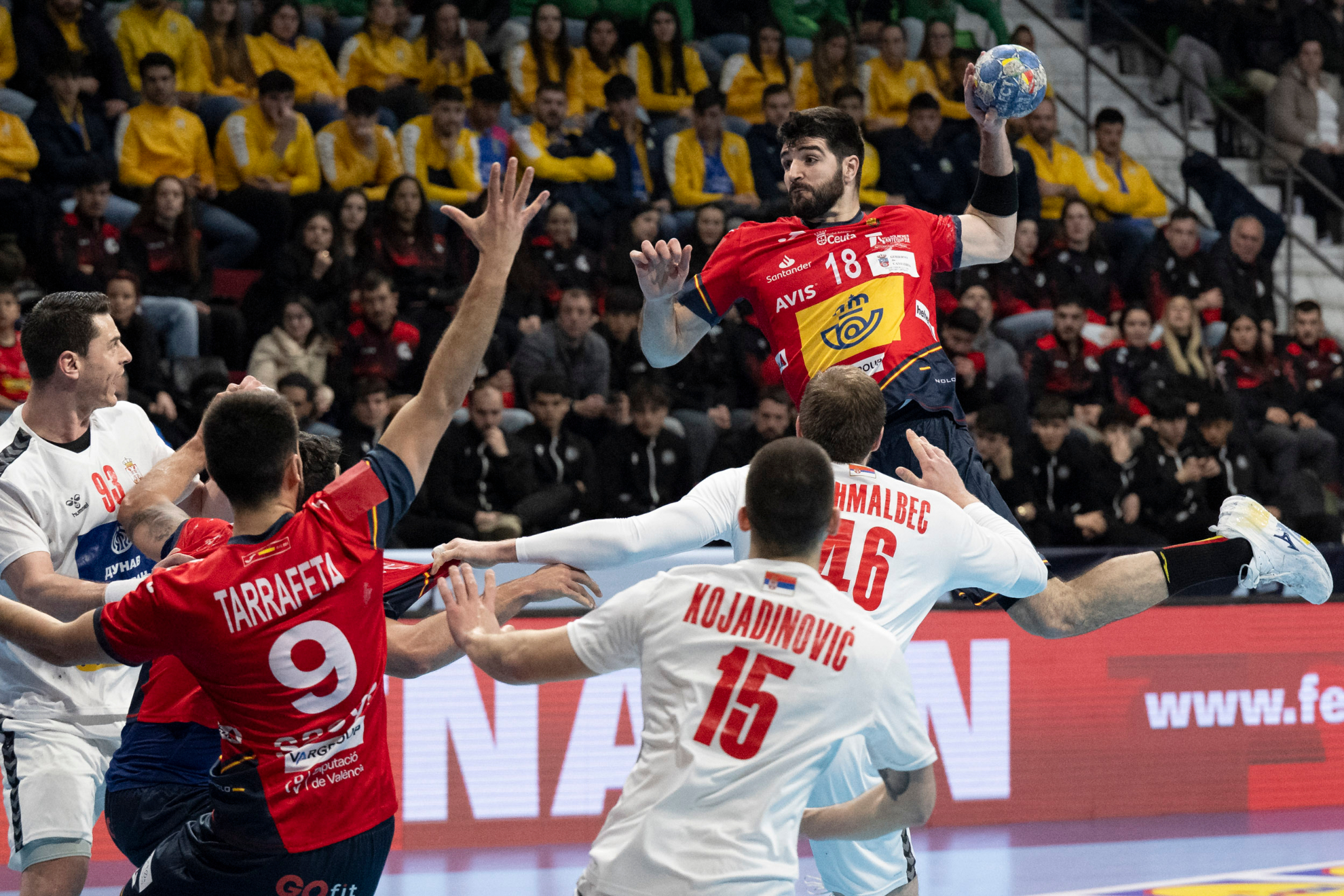 El lateral español Garciandía lanza a puerta en el partido frente a Serbia.
