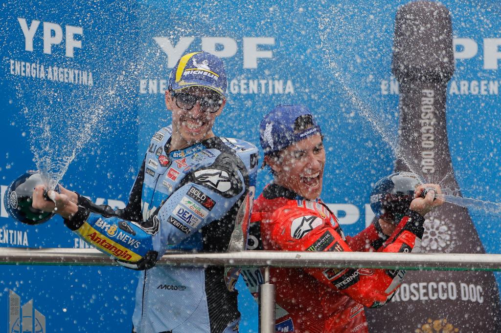 Álex y Marc lo celebran.