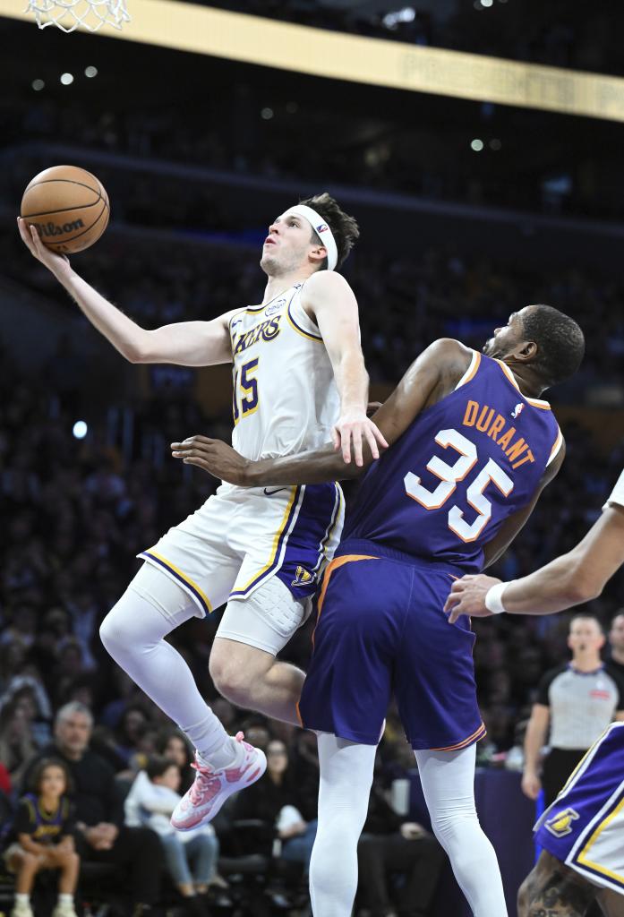 Austin Reaves entra a canasta ante la defensa de Kevin Durant.