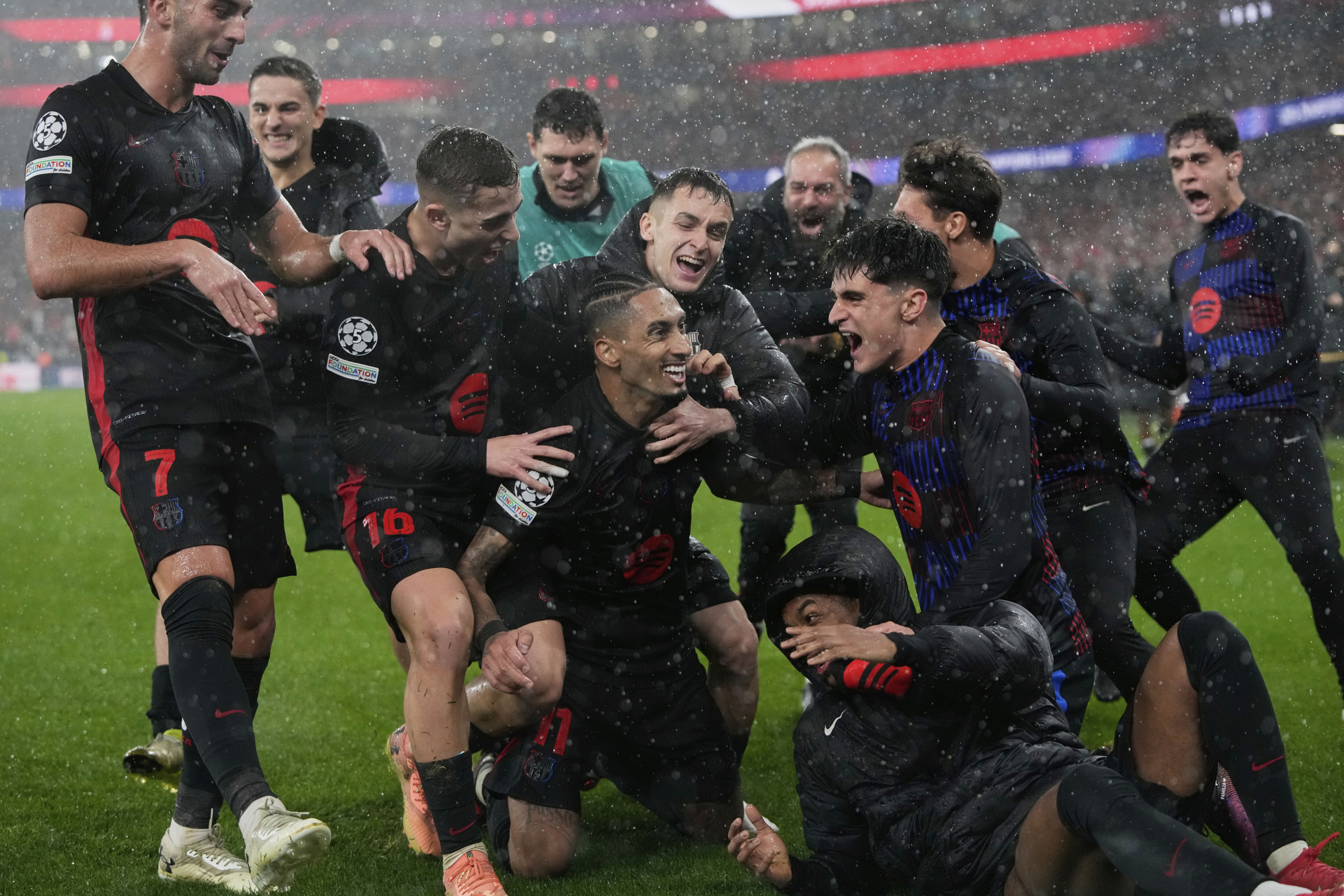 Los jugadores del Barça celebran el quinto gol ante el Benfica en la liguilla de Champions.