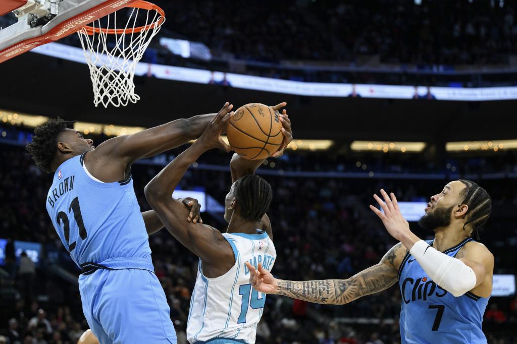 Kobe Brown tapona el lanzamiento de Moussa Diabate en el Clippers-Hornets.