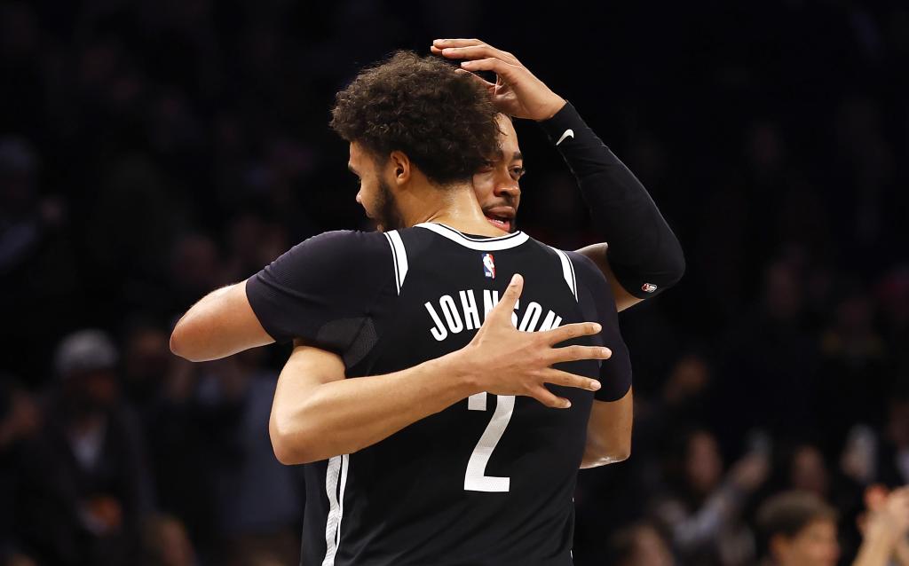 Cameron Johnson y Trendon Watford se abrazan en el triunfo de los Netsante los Hawks.