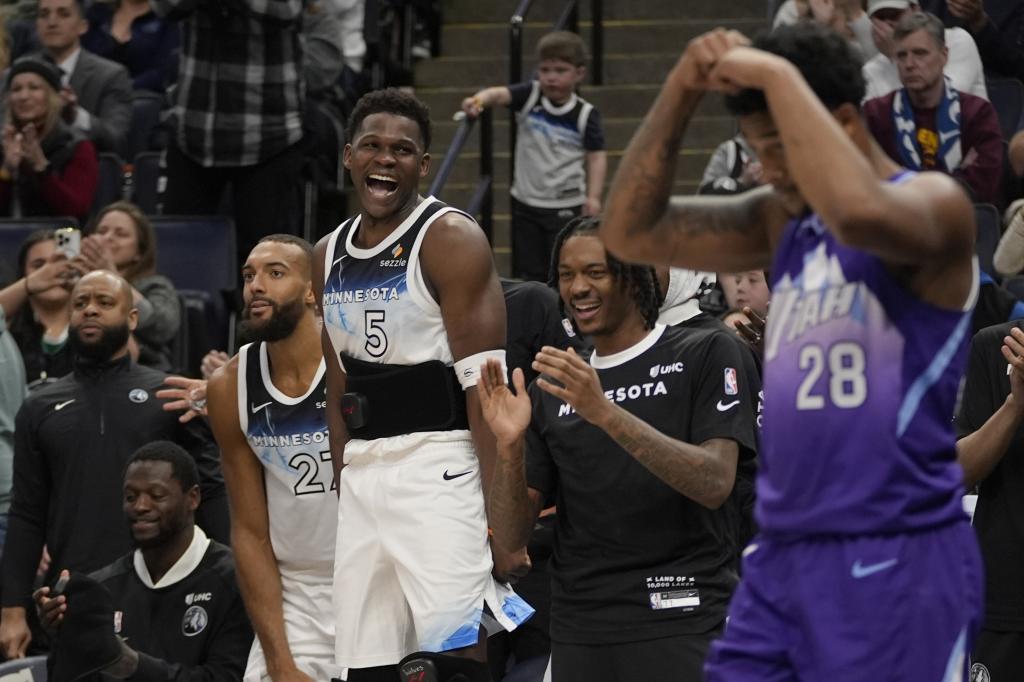 Anthony Edwards celebra a carcajadas una canasta de los Wolves ante los Jazz.