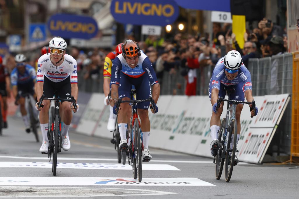 Jasper Philipsen se impone en la Milán-San Remo de 2024 al sprint.