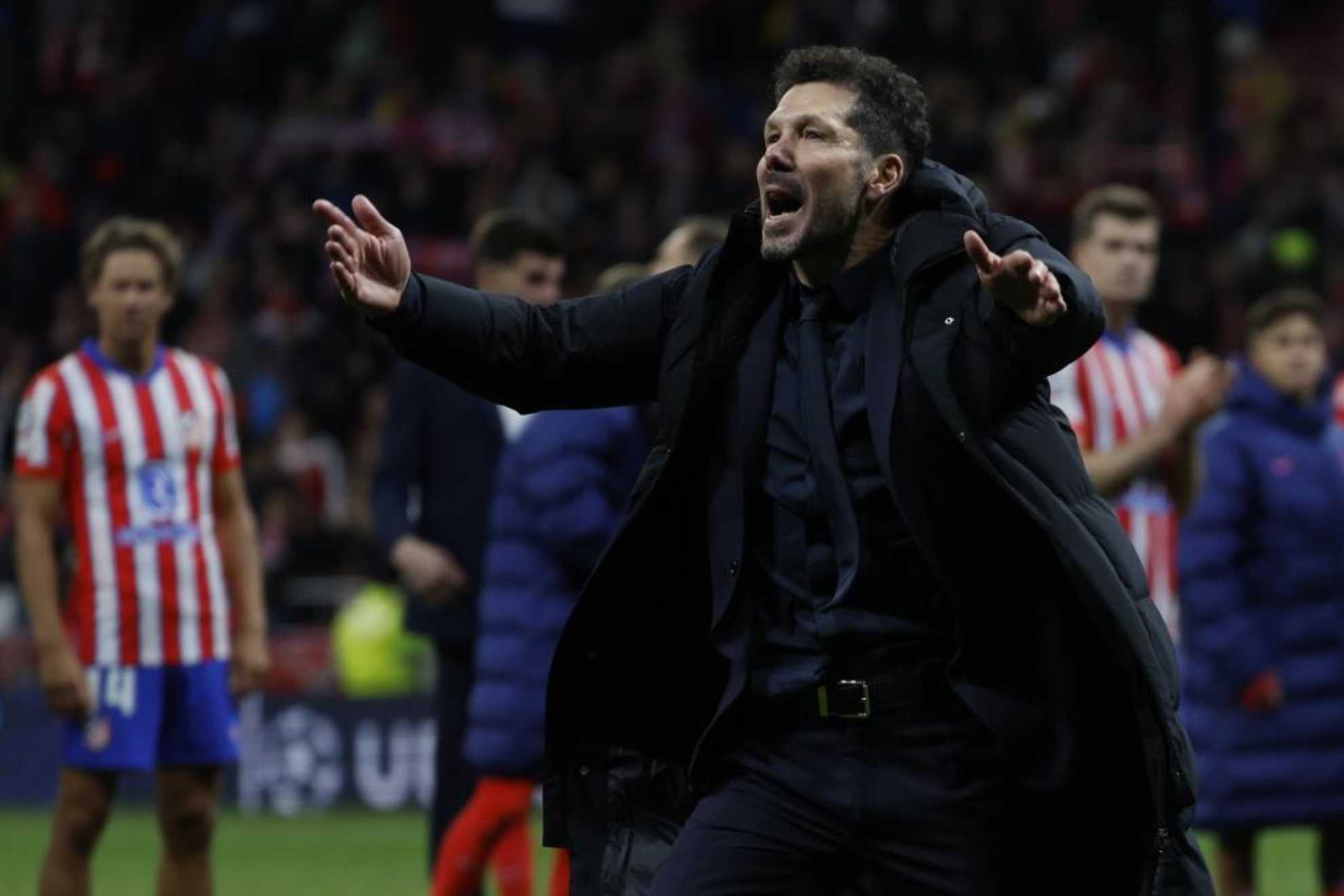 Diego Simeone pide el apoyo de la afición al término del partido contra el Madrid.