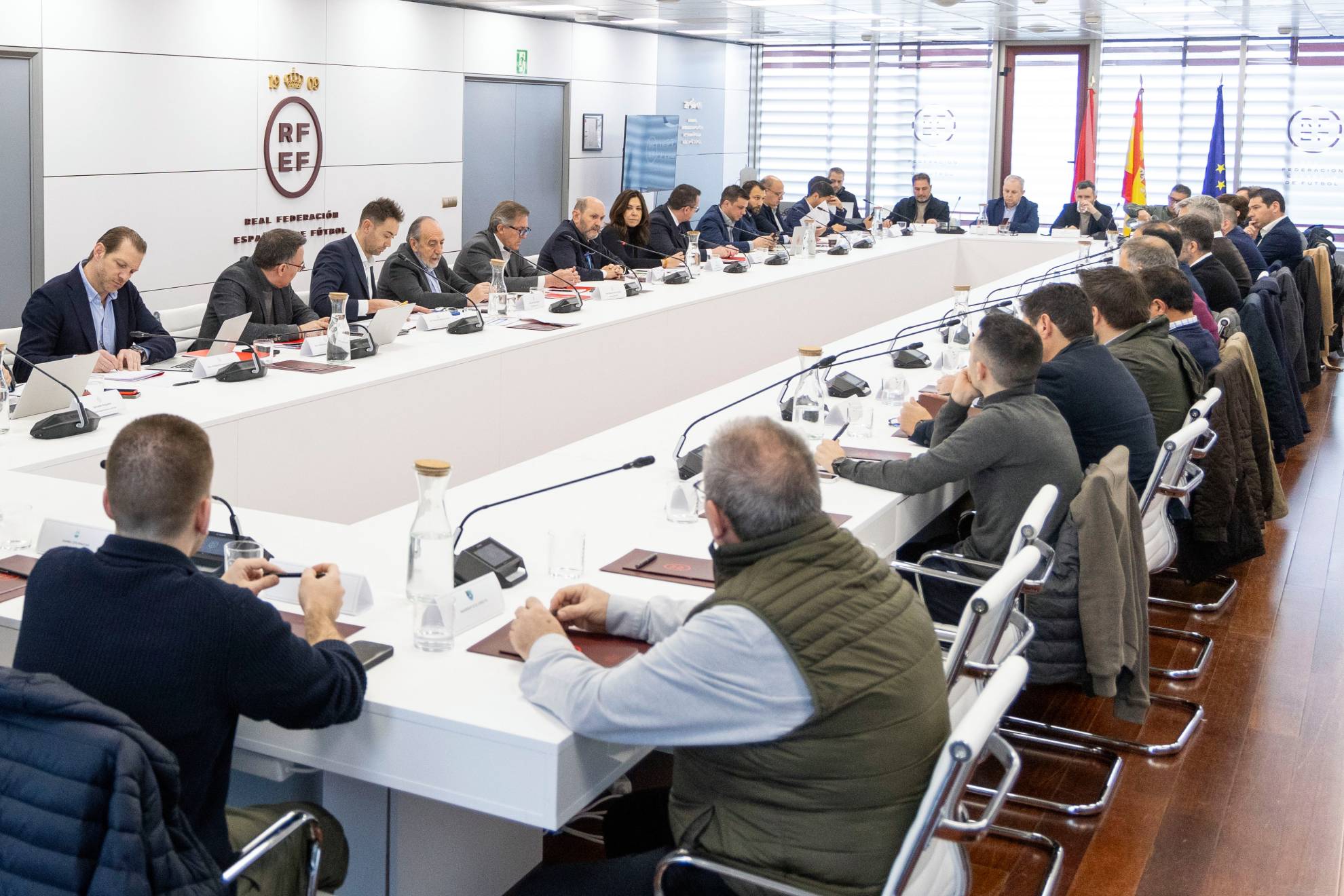 Panorámica de la la sala de juntas de las Ciudad en una reunión de fútbol sala del Fútbol