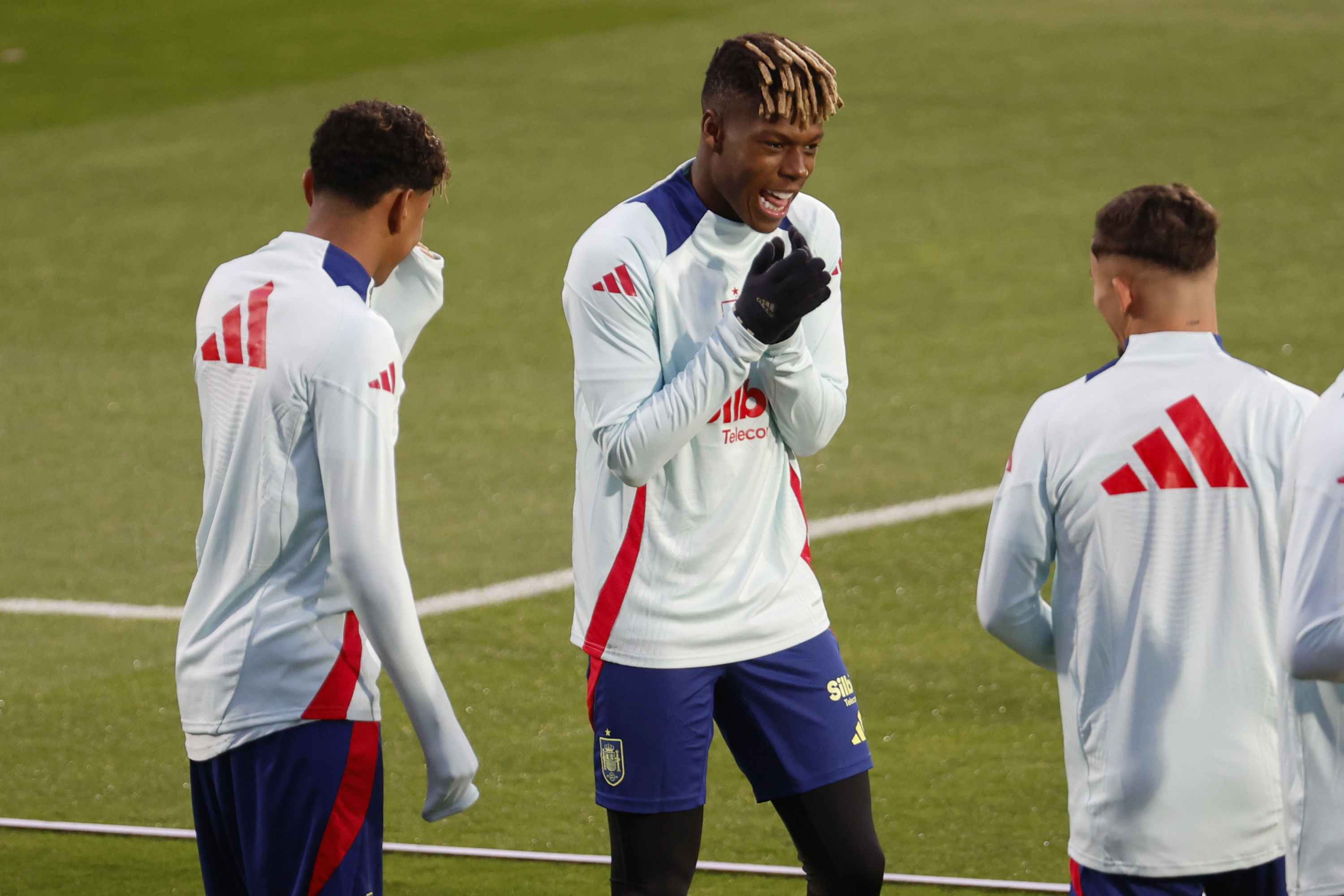 Los delanteros de la selección española de fútbol Nico Williams (c) y Lamine Yamal (i) participan en un entrenamiento celebrado este lunes en la Ciudad del Fútbol de las Rozas