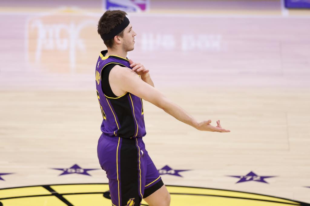 Austin Reaves celebra uno de sus cinco triples.