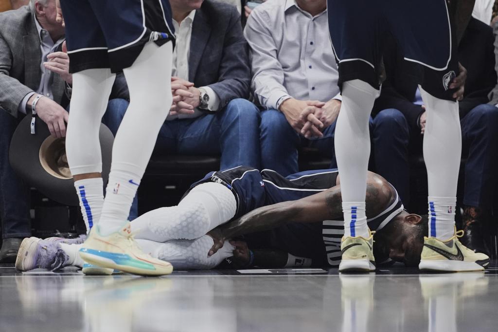Kyrie Irving, en el momento en que sufrió su grave lesión de rodilla.