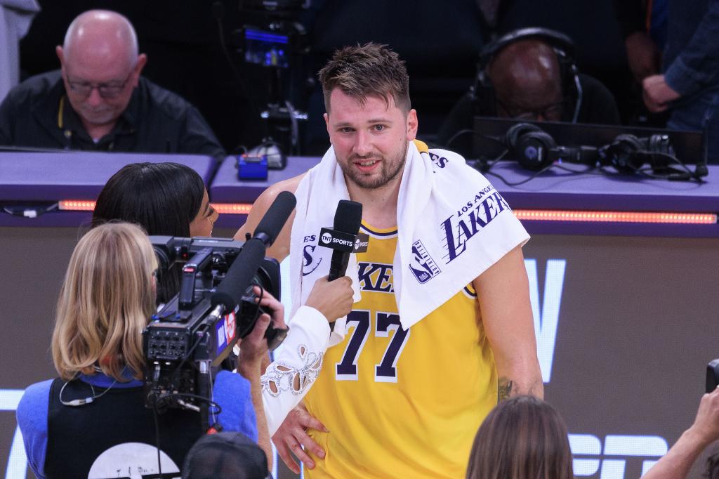 Doncic atiende a la TV estadounidense tras un triunfo de los Lakers.