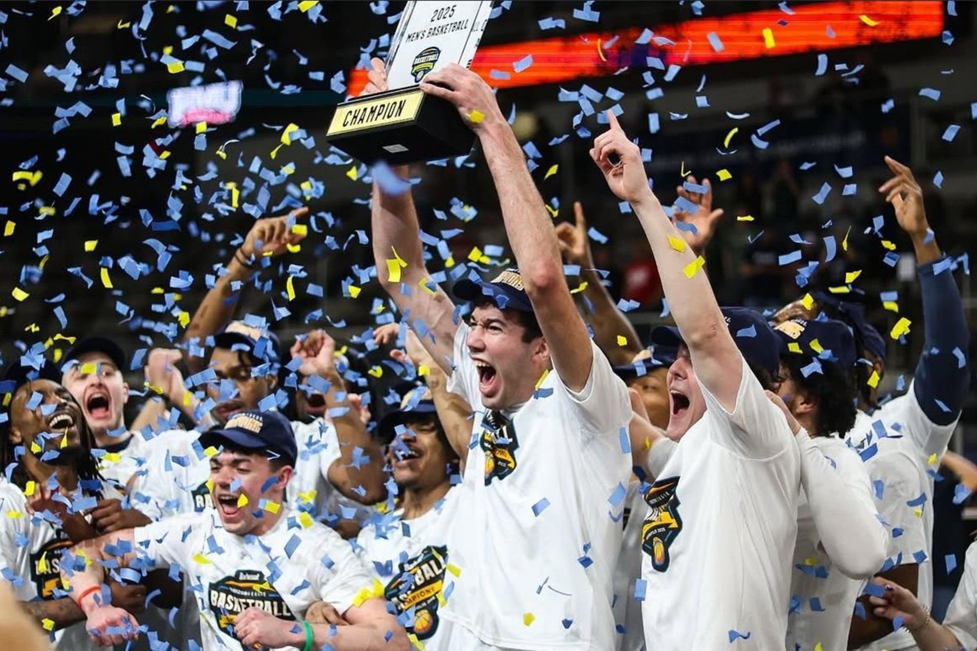 The Spanish Álvaro Folgueiras celebrating the division title with Robert Morris