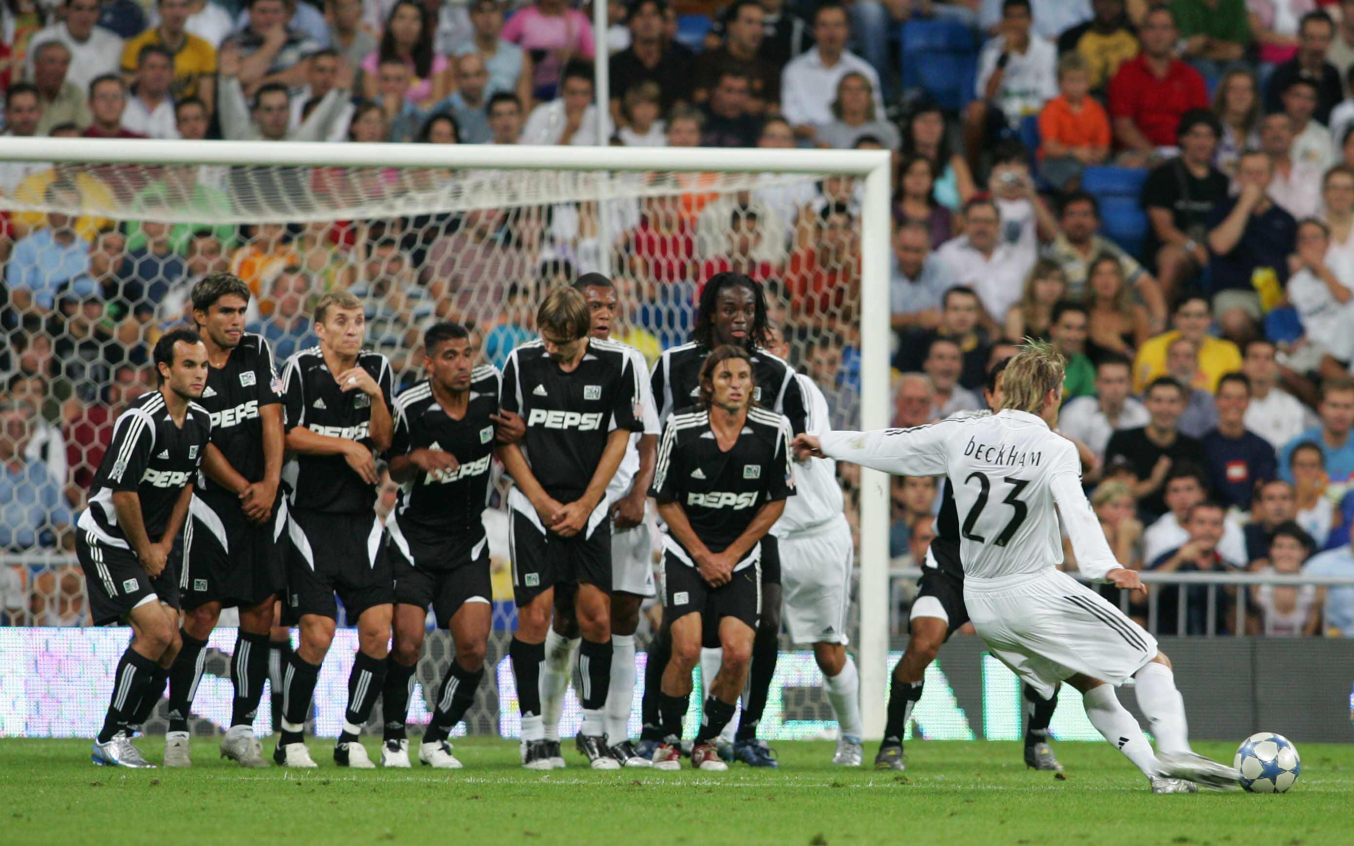 Beckham, tirando una falta.