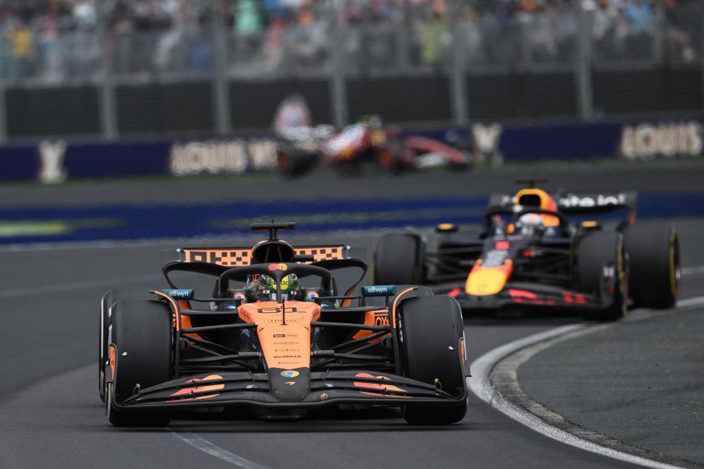 Norris, delante de Verstappen, en Melbourne.