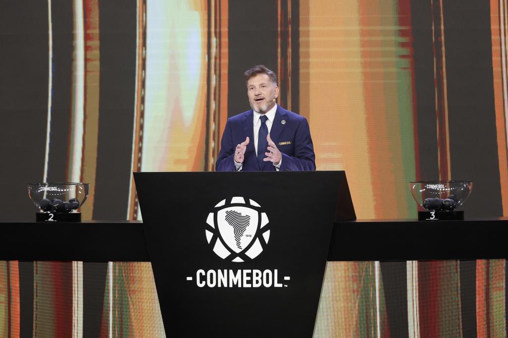 El presidente de la Conmebol previo al sorteo de la Copa Libertadores 2025.