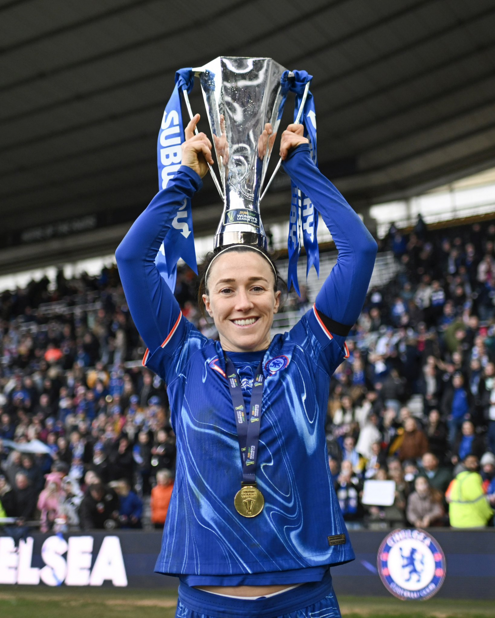 Lucy Bronze levantando un título con el Chelsea