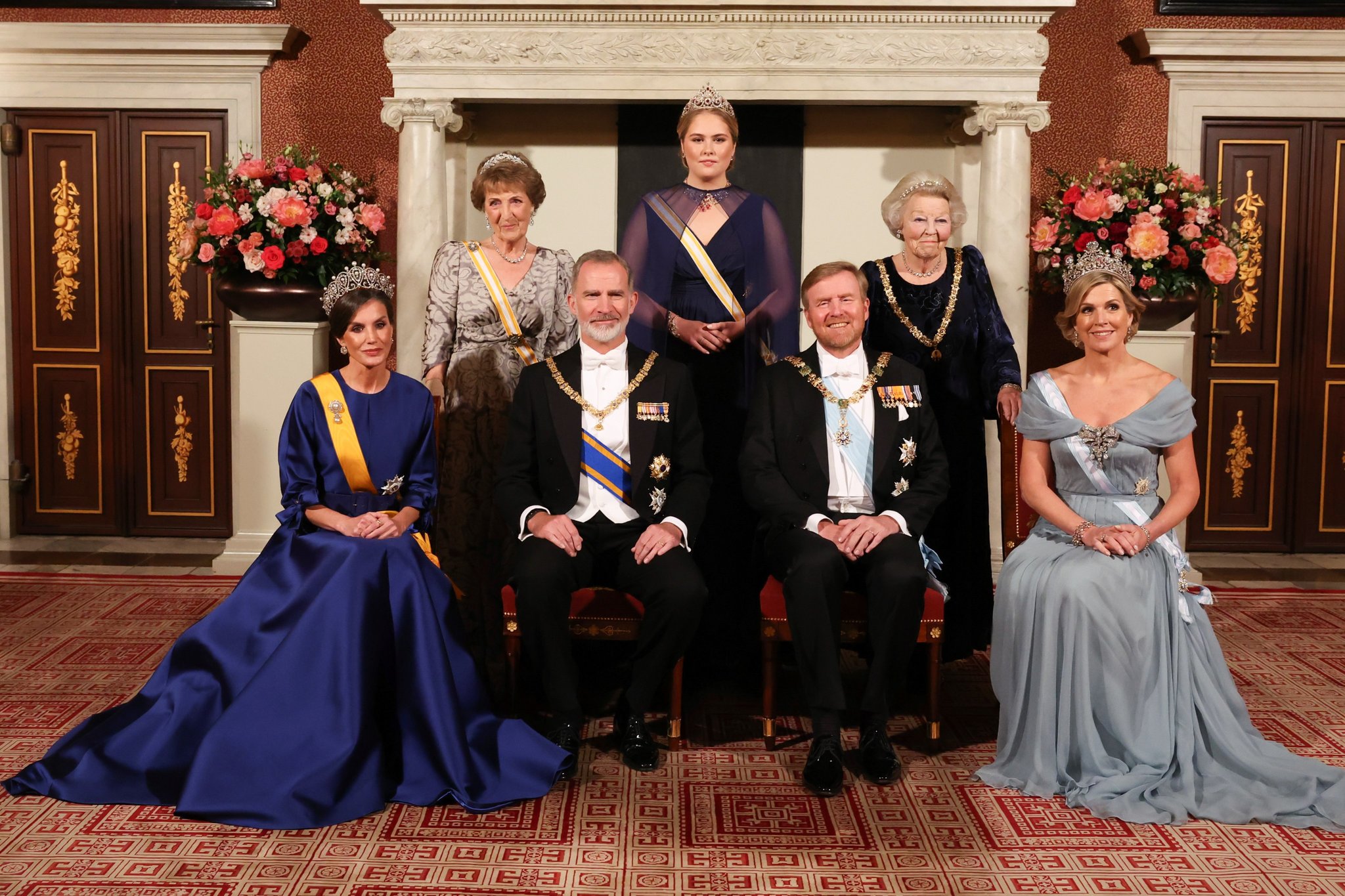 letizia ortiz sentada Cuál es la dolencia que impidió a la reina Letizia saludar de pie?