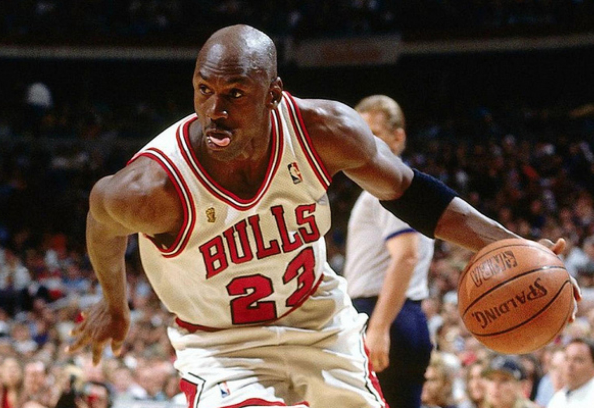Michael Jordan en una acción ofensiva con Chicago Bulls