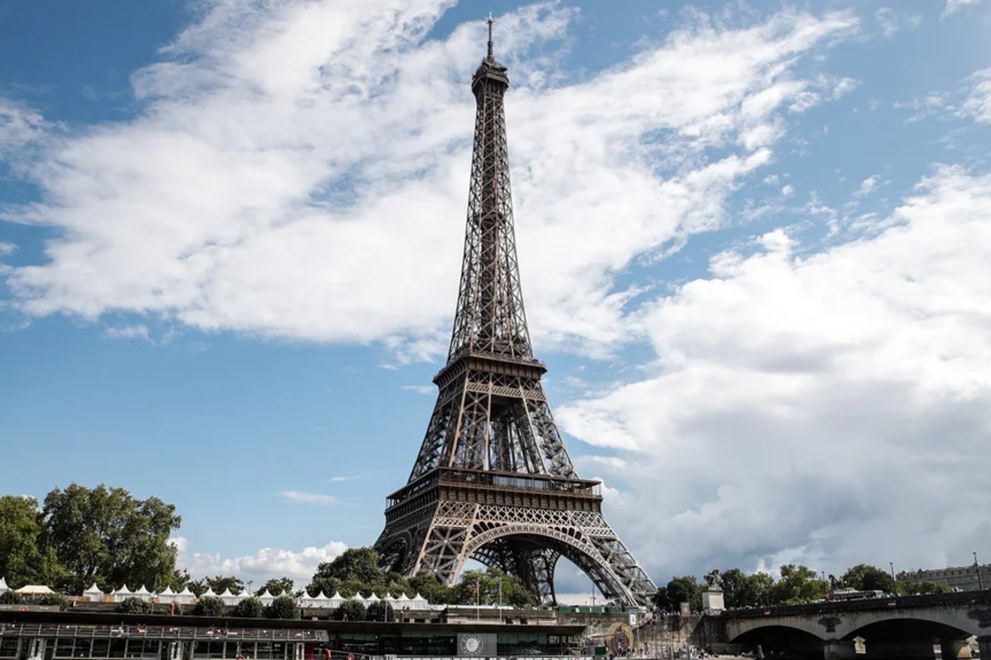 Evacúan la Torre Eiffel y sus alrededores por una amenaza de bomba