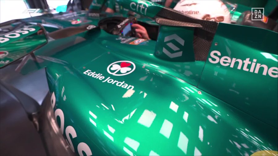 Alonso, con recuerdo para Eddie Jordan en su Aston Martin.
