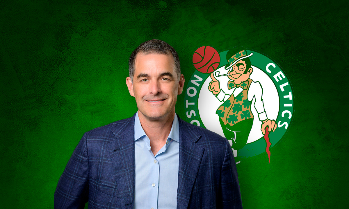 Bill Chisholm, futuro propietario de los Celtics, con el logo de la franquicia.
