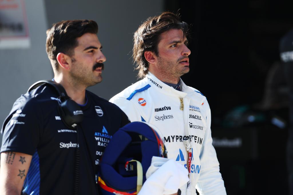 Sainz, junto a su fisio Gigi della Bonna, tras la qualy Sprint de China.