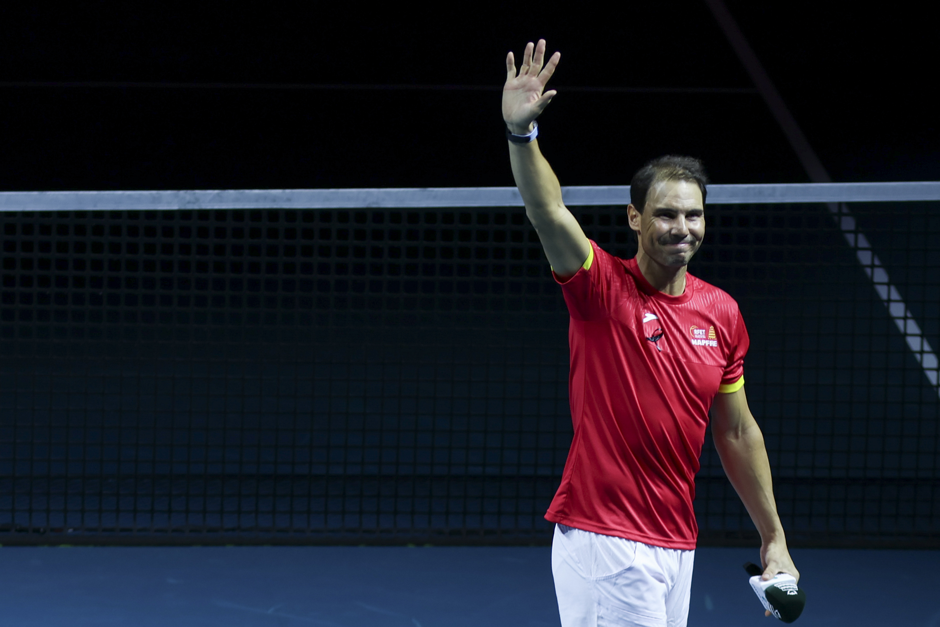 El tenista Rafa Nadal saluda a la afición durante el homenaje que recibe tras el partido de dobles que jugaron los tenistas de España