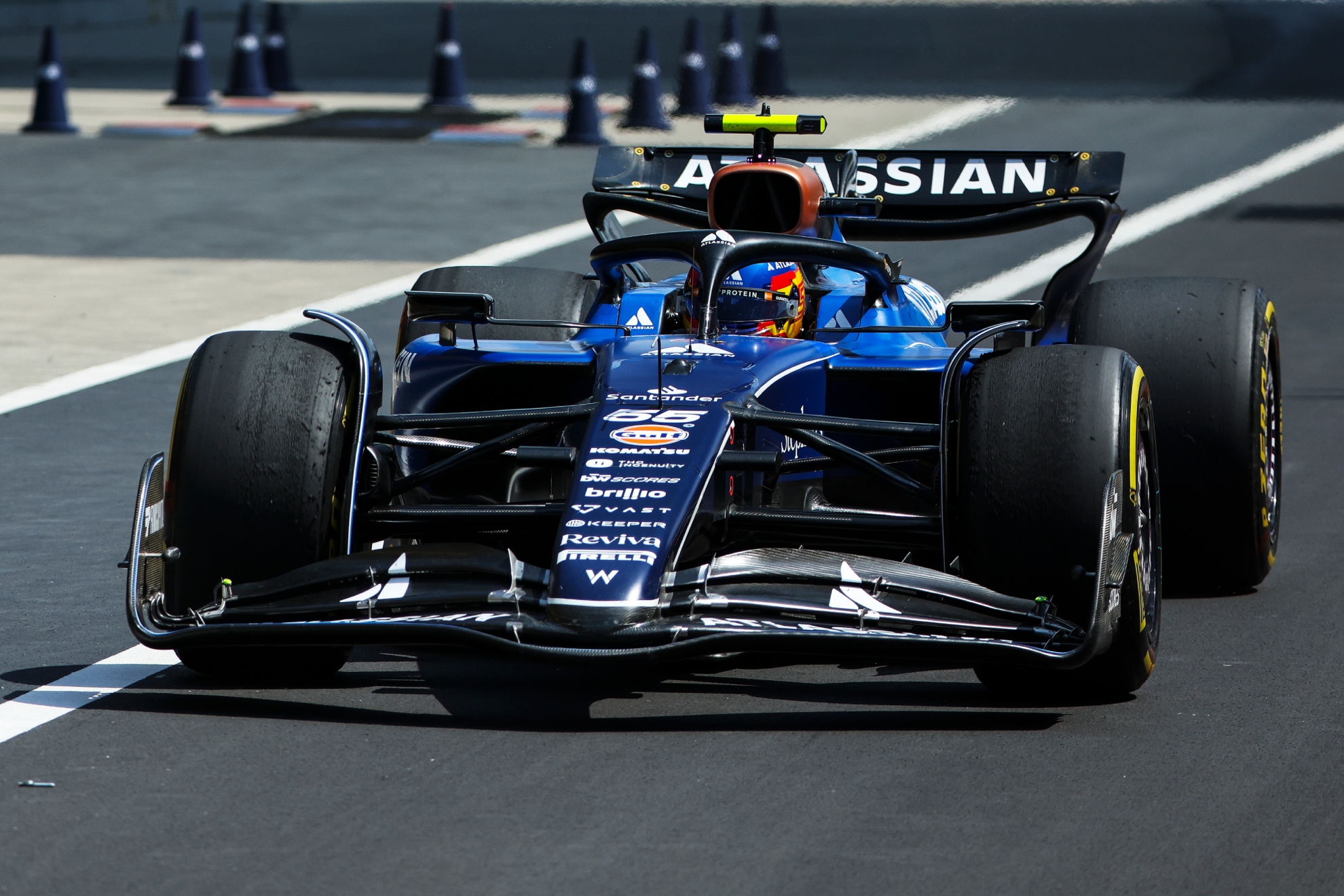 Carlos Sainz en el 'pitlane' durante la 'Sprint' del GP de China.