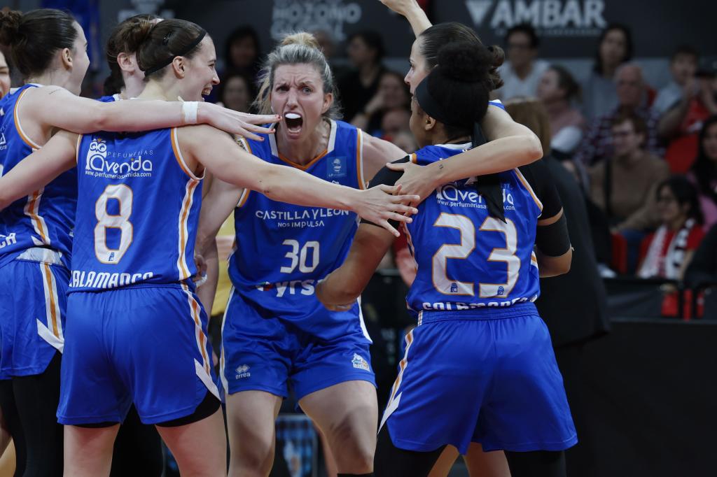 Las jugadoras del Perfumerías celebran la victoria ante el Basket Zaragoza.