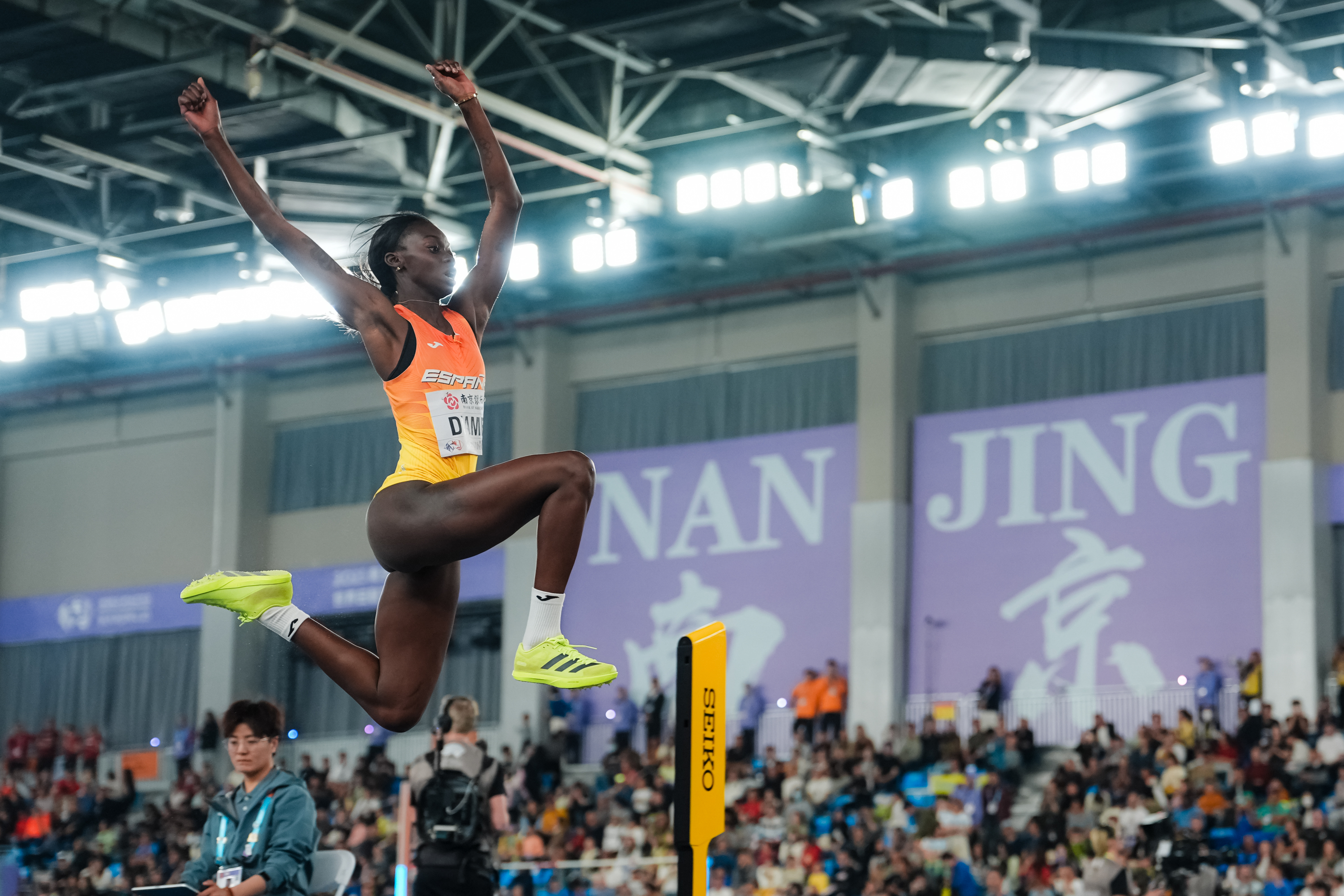 Fátima Diame, en uno de sus saltos
