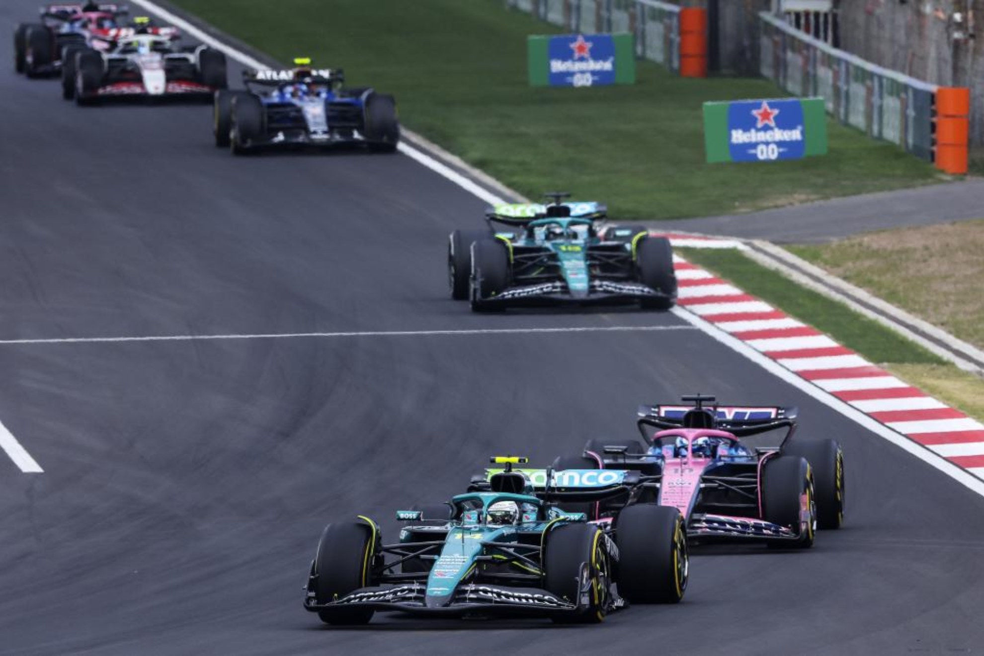 Alonso, seguido por varios rivales.