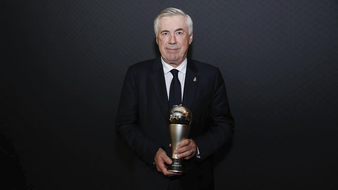 Ancelotti, con el trofeo The Best