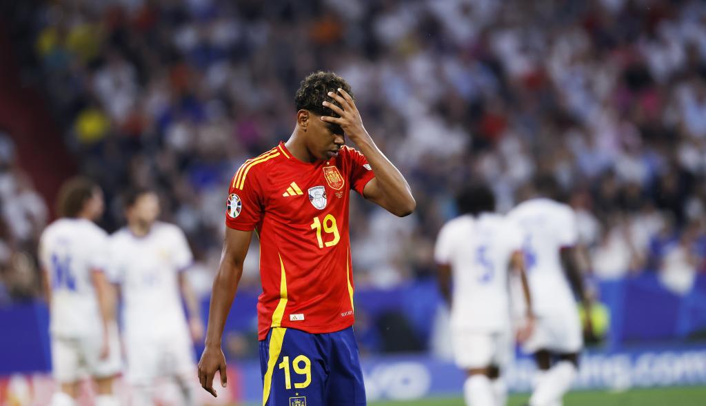Lamine Yamal durante un partido con España.
