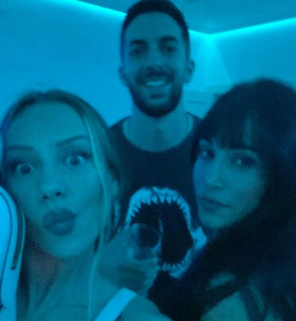 David Broncano de fiesta con Ester Expósito y Aitana, la foto de la que habla todo el mundo