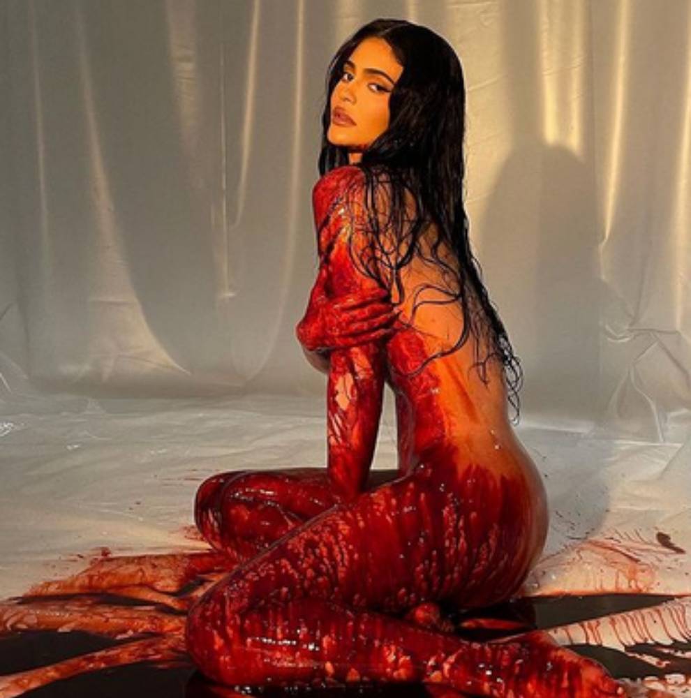 Kylie Jenner desnuda bañada en sangre promociona una línea de