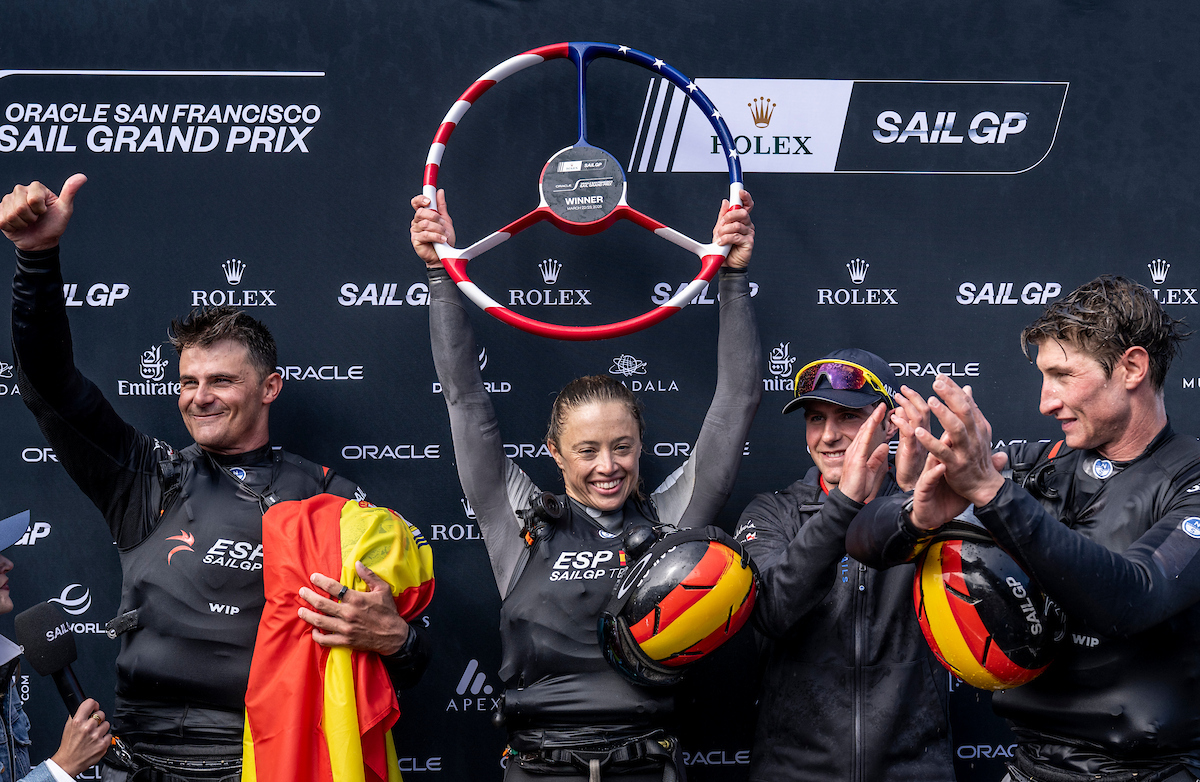 Nicole van der Velden sujeta el volante de campeón en San Francisco.