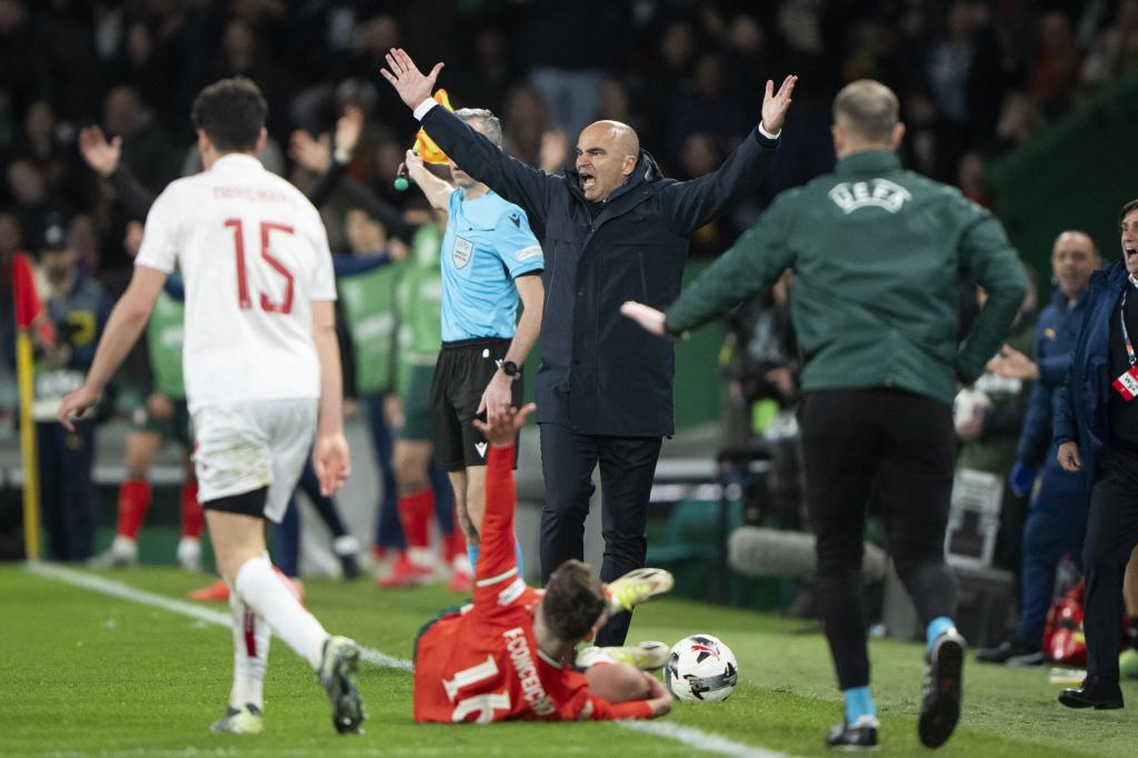 Roberto Martínez protests a foul on 'Chico' Conceiçao.
