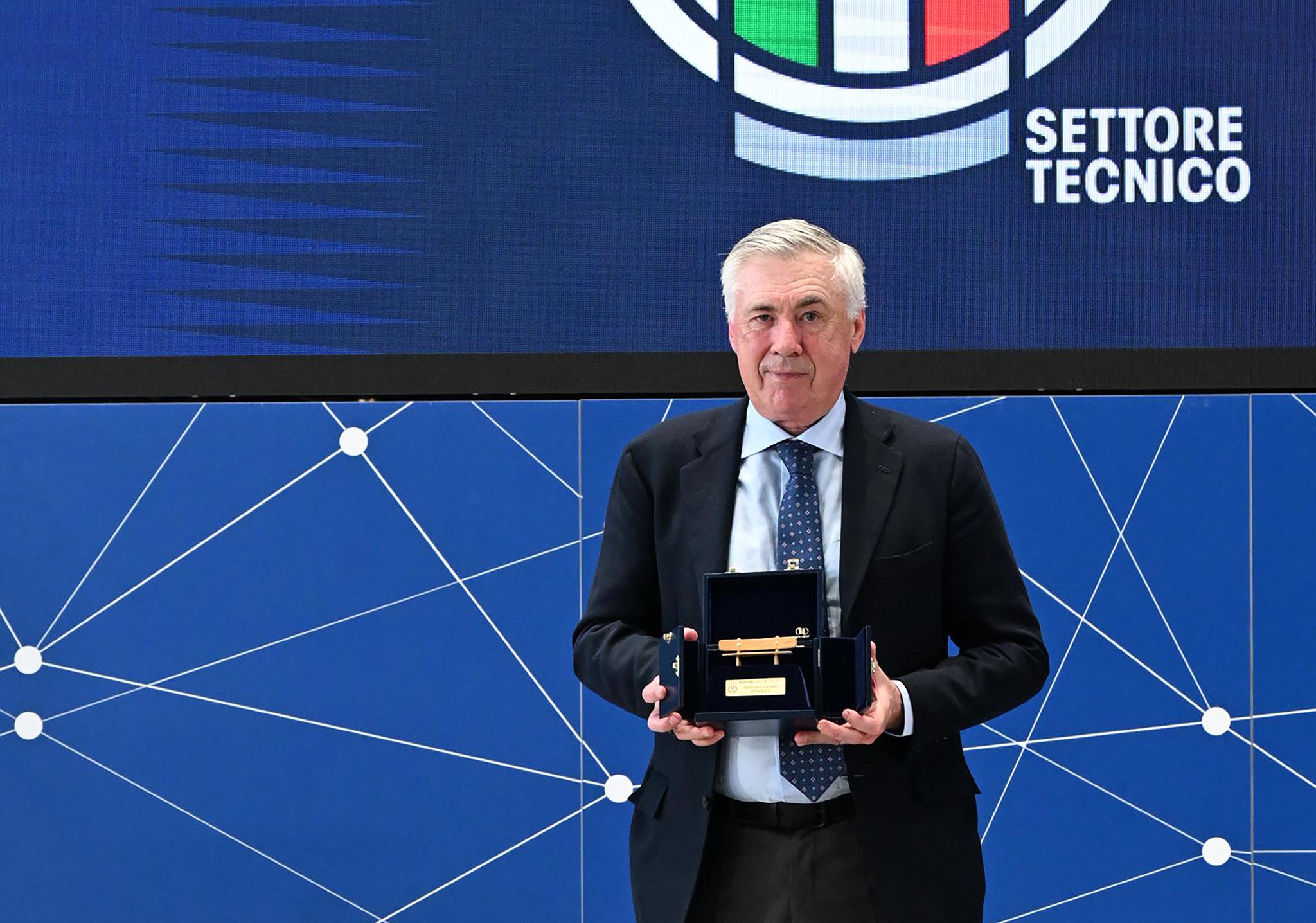 Ancelotti, con su trofeo recibido en Italia.