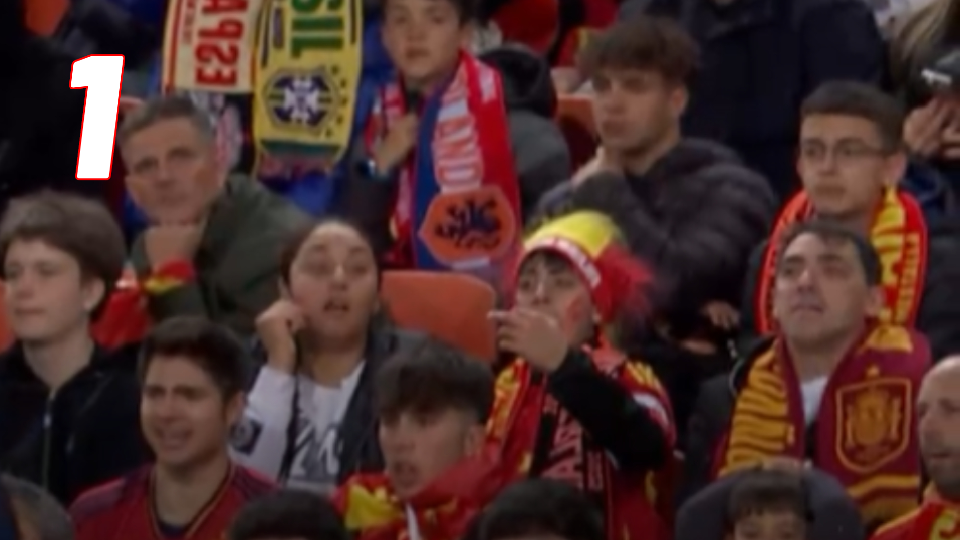 Una madre con su hijo en Mestalla.