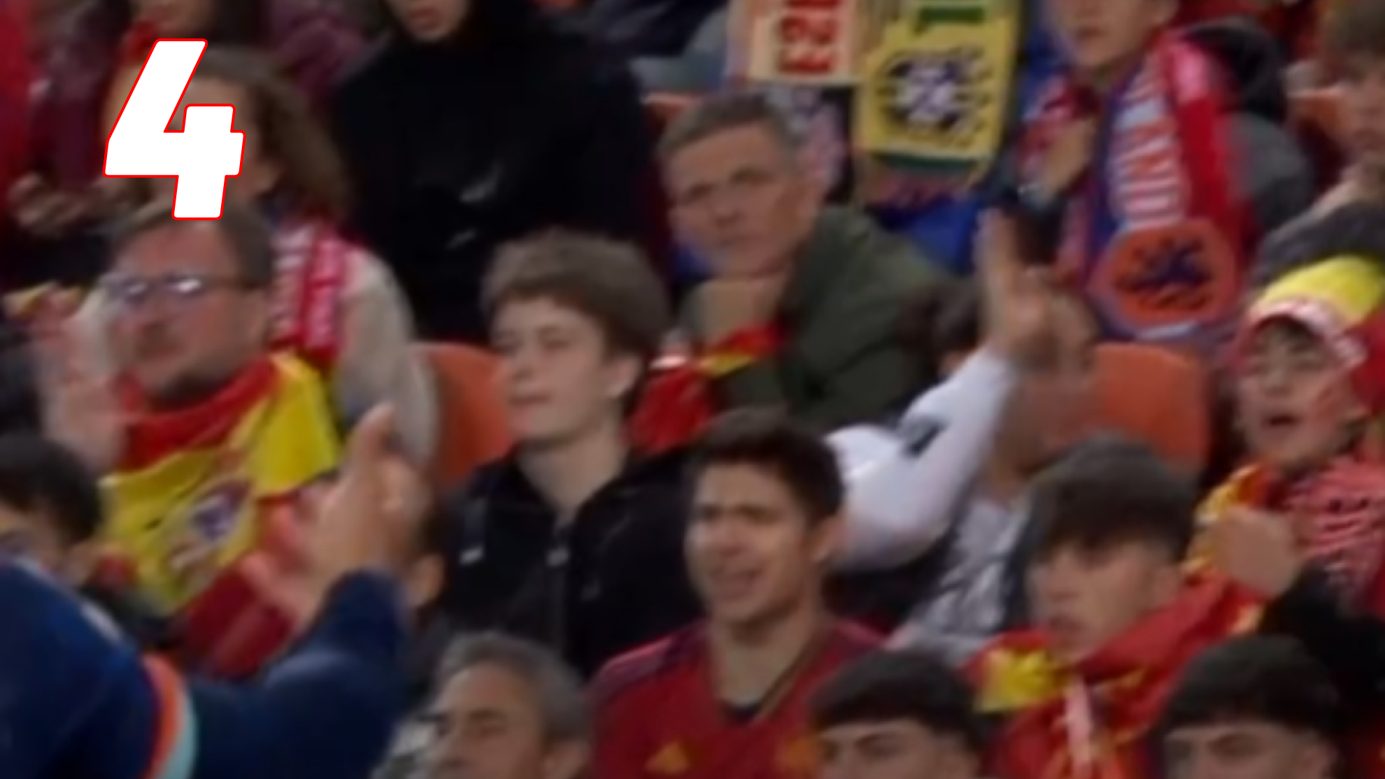 Una madre con su hijo en Mestalla.