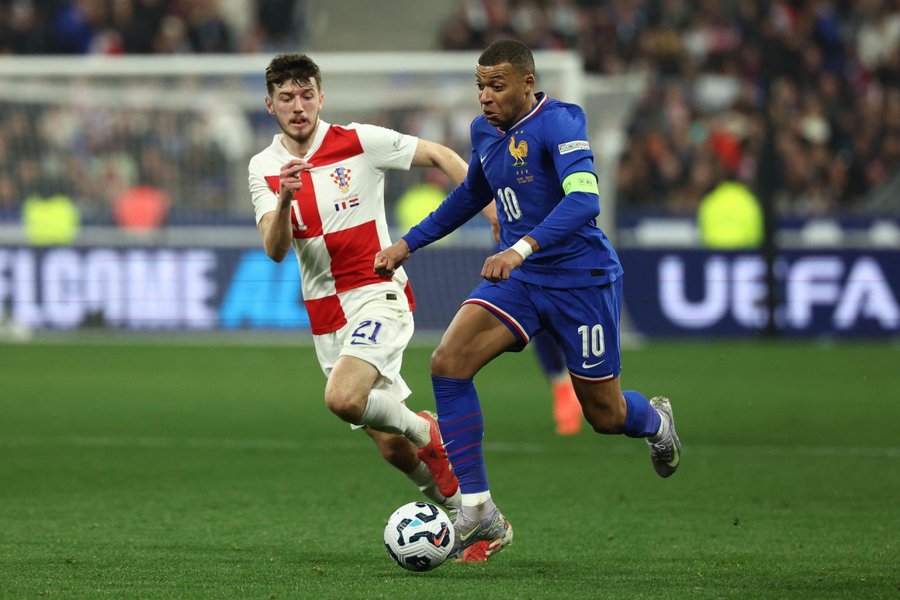 Sucic, con Mbappe en el pasado partido ante Francia.