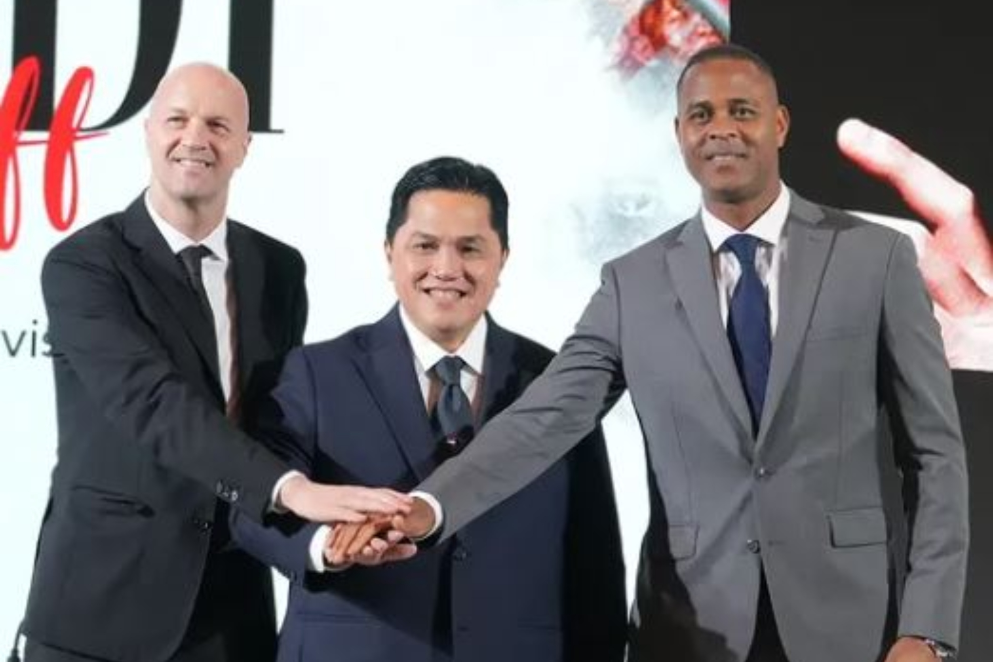 Patrick Kluivert arropa a Jordi Cruyff en su presentación.