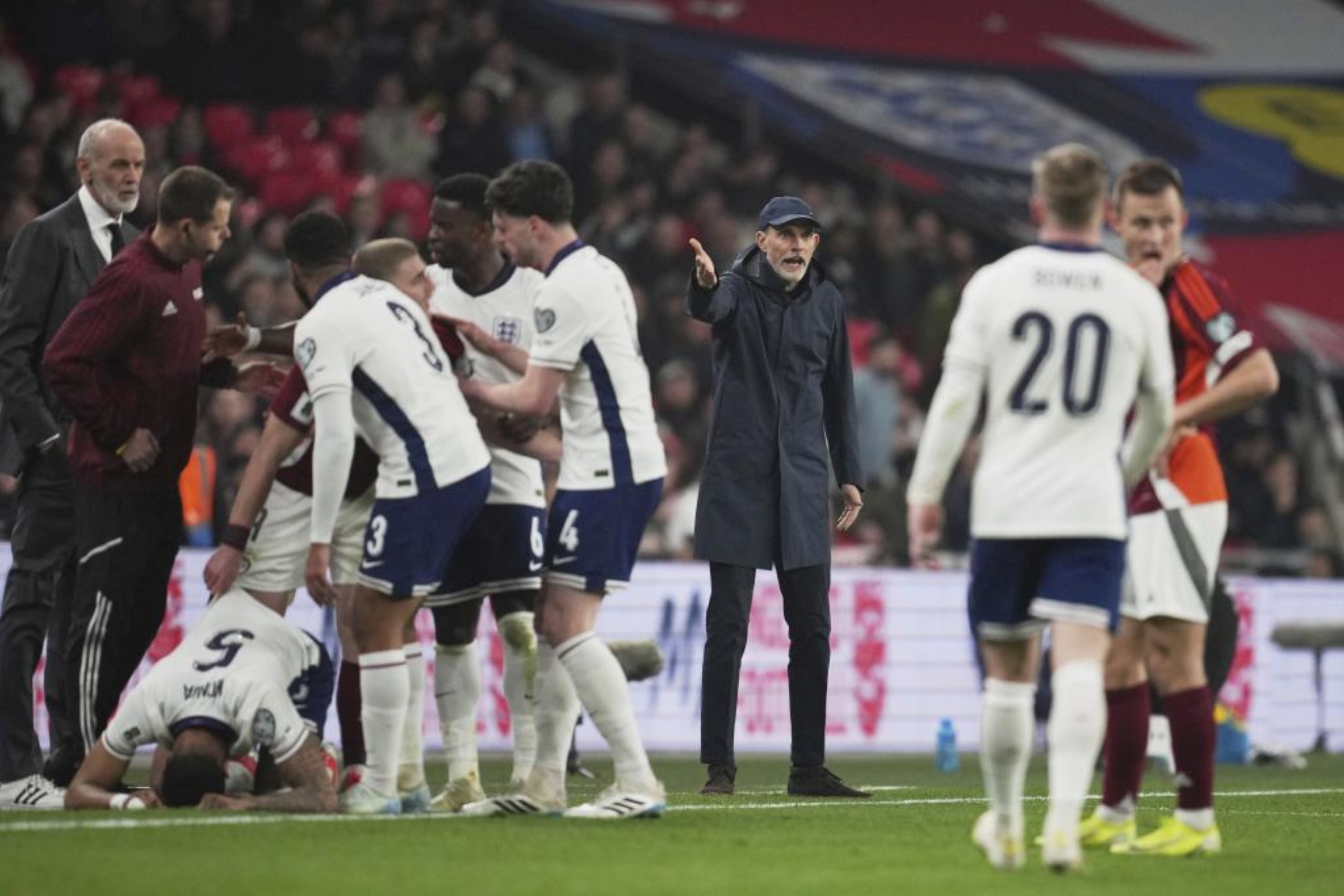 Thomas Tuchel dando instrucciones a su plantilla en el último partido.
