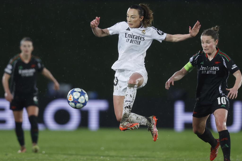 Caroline Weir controla el balón frente a Kim Little en el partido en Madrid