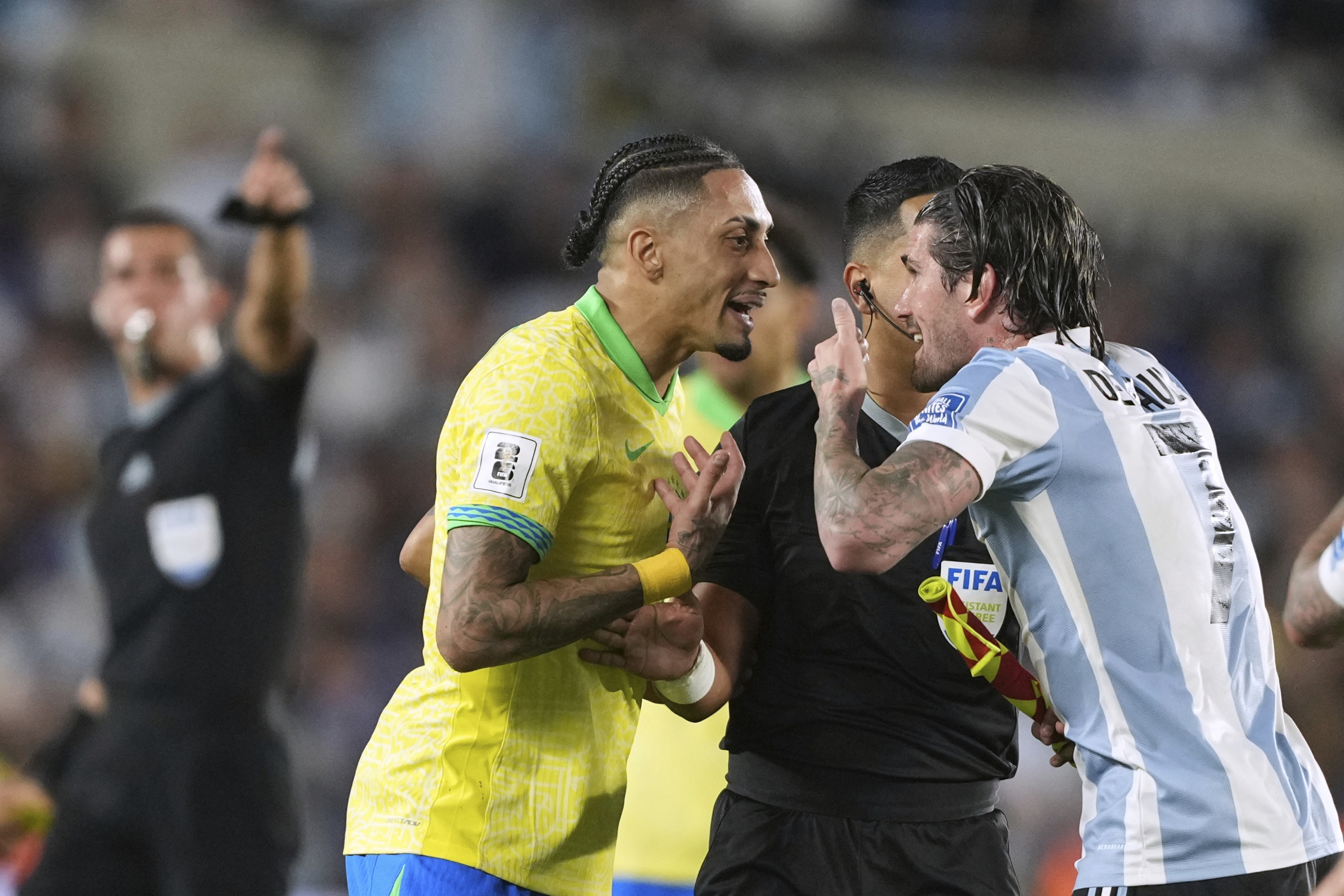 Raphinha y De Paul durante el Brasil-Argentina