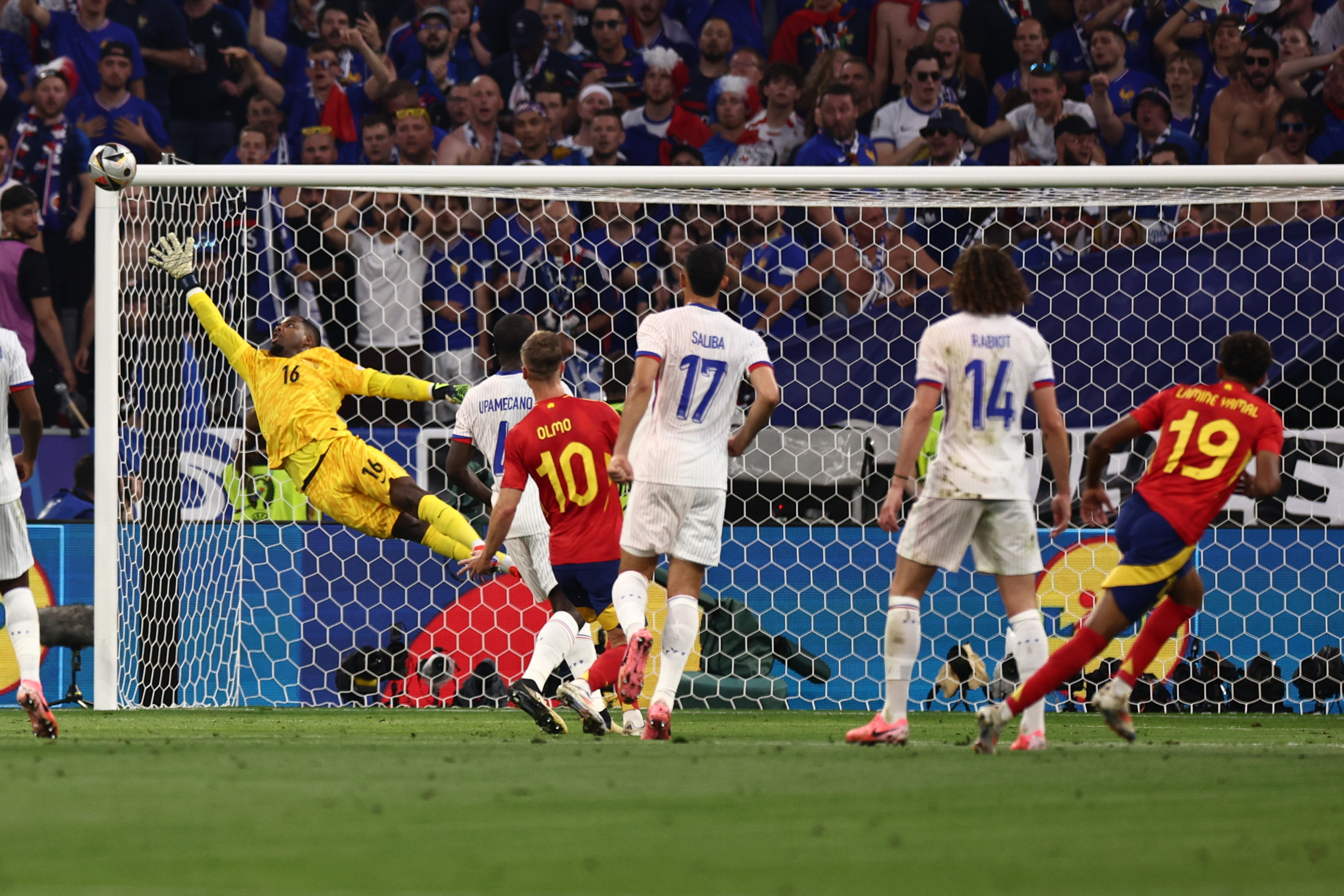 Munich (Germany), 09/07/2024.- Lamine Yamal of Spain (R) scores the 1-1 goal against goalkeeper Mike Maignan of France