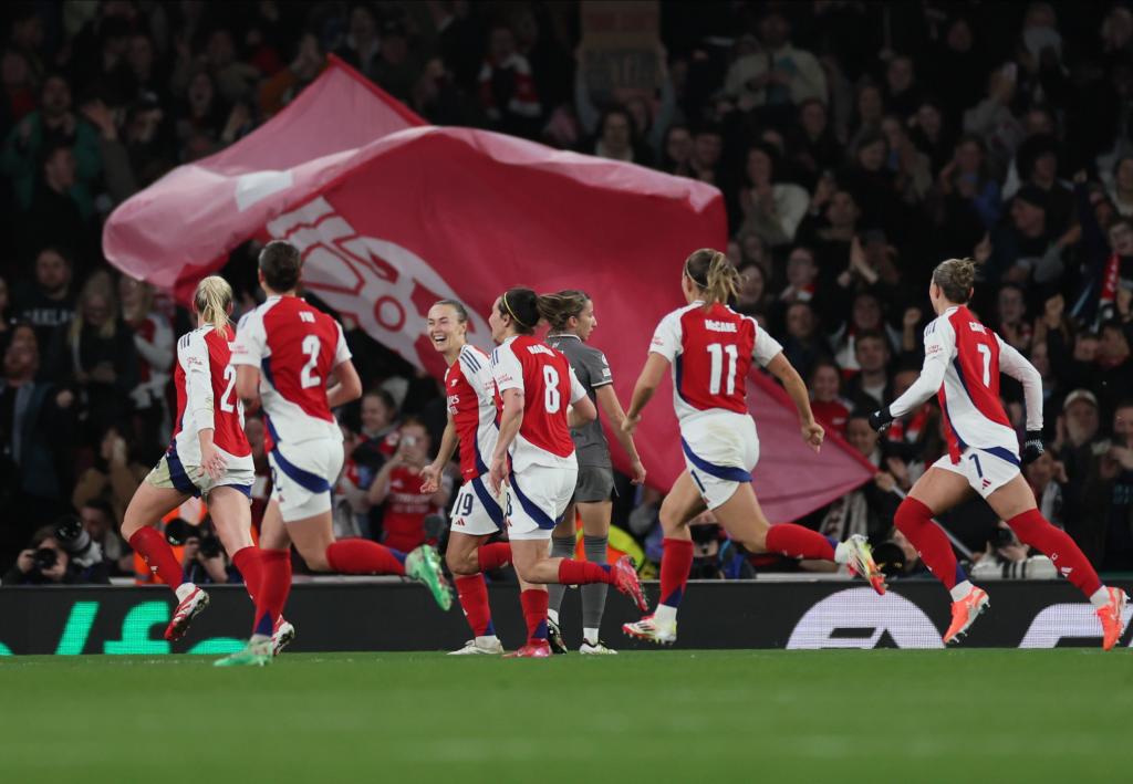 El Arsenal celebrando uno de los tantos ante el Real Madrid
